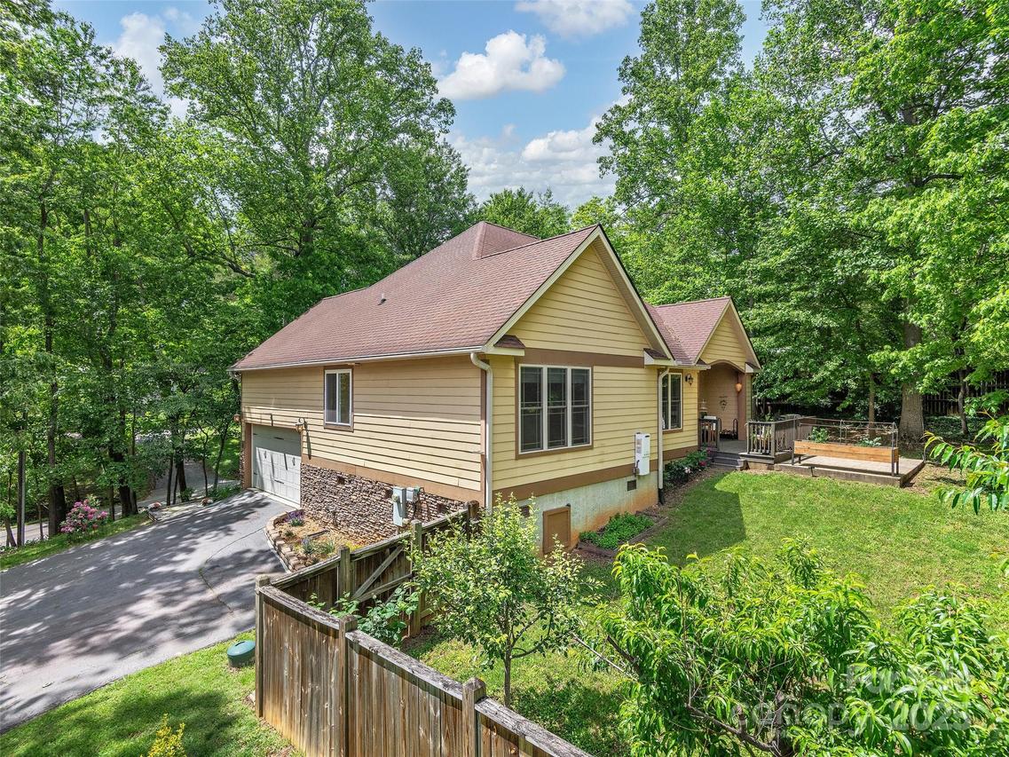 4 Alsatian Ln., Asheville, NC 28805
