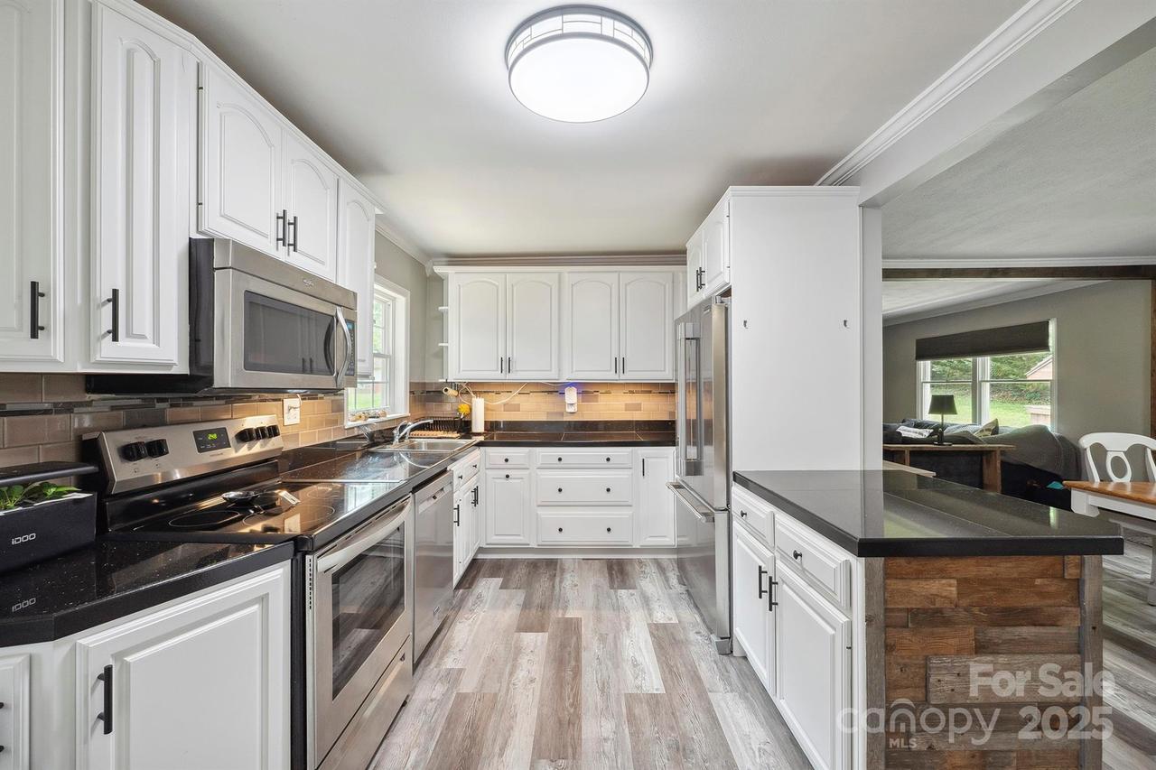 327 Holly Dr., Mount Holly, NC 28120