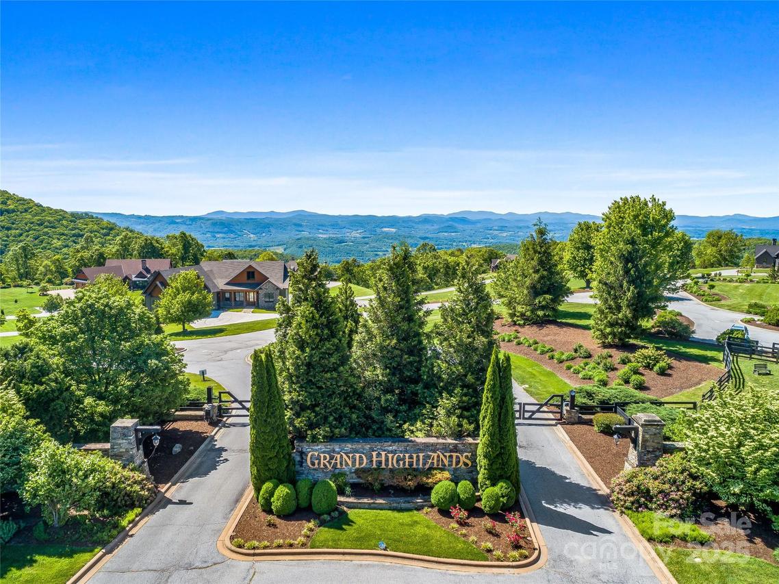 99999 Snow Ridge Dr. #11, Hendersonville, NC 28792