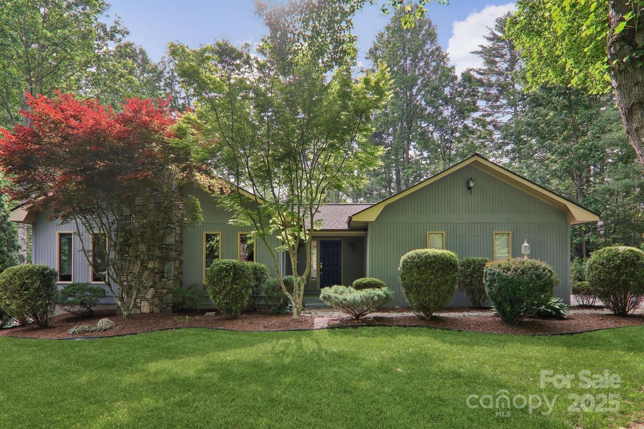210 Navaho Dr., Hendersonville, NC 28739