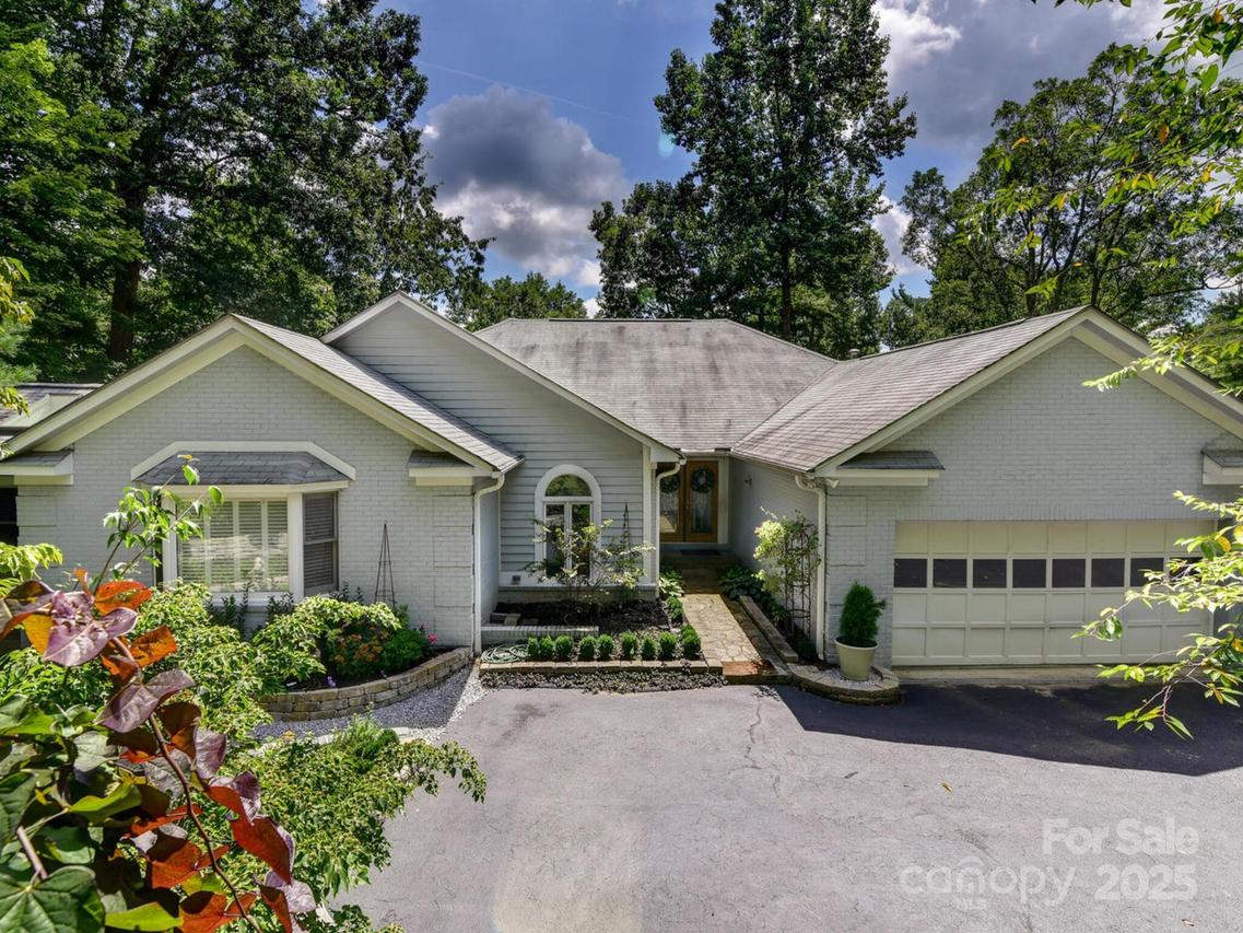 206 Glenroy Ct., Flat Rock, NC 28731