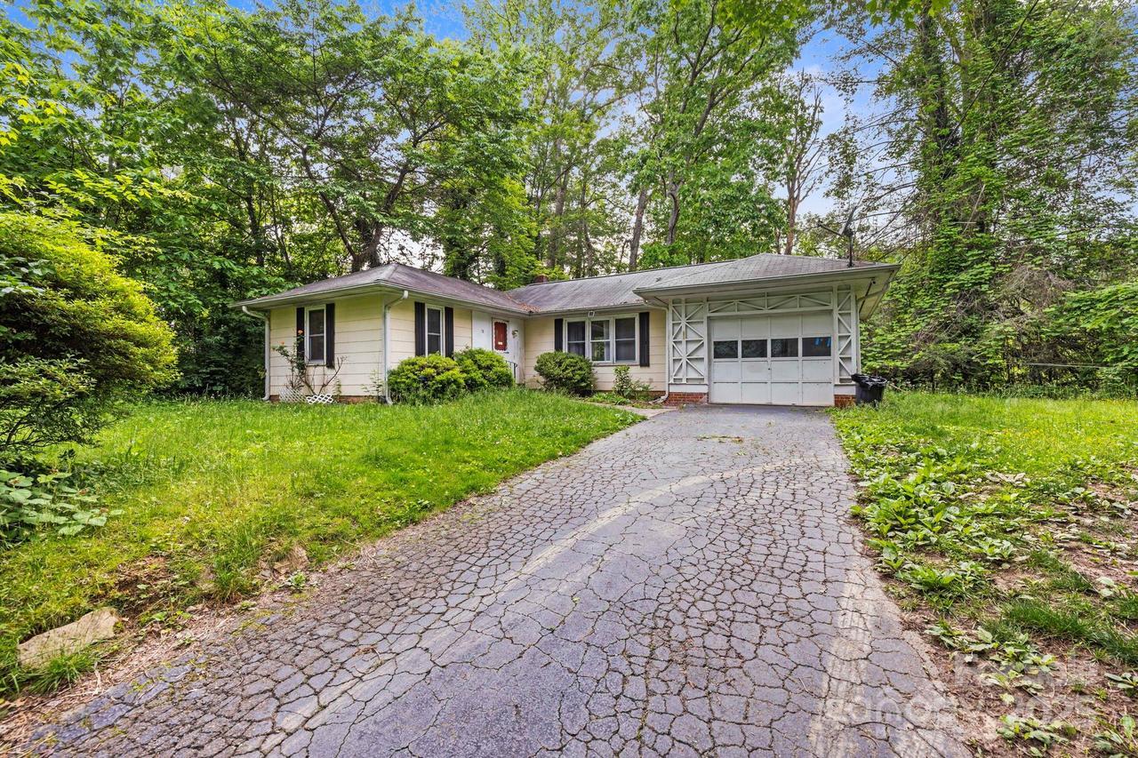 12 Lake Dr., Hendersonville, NC 28739