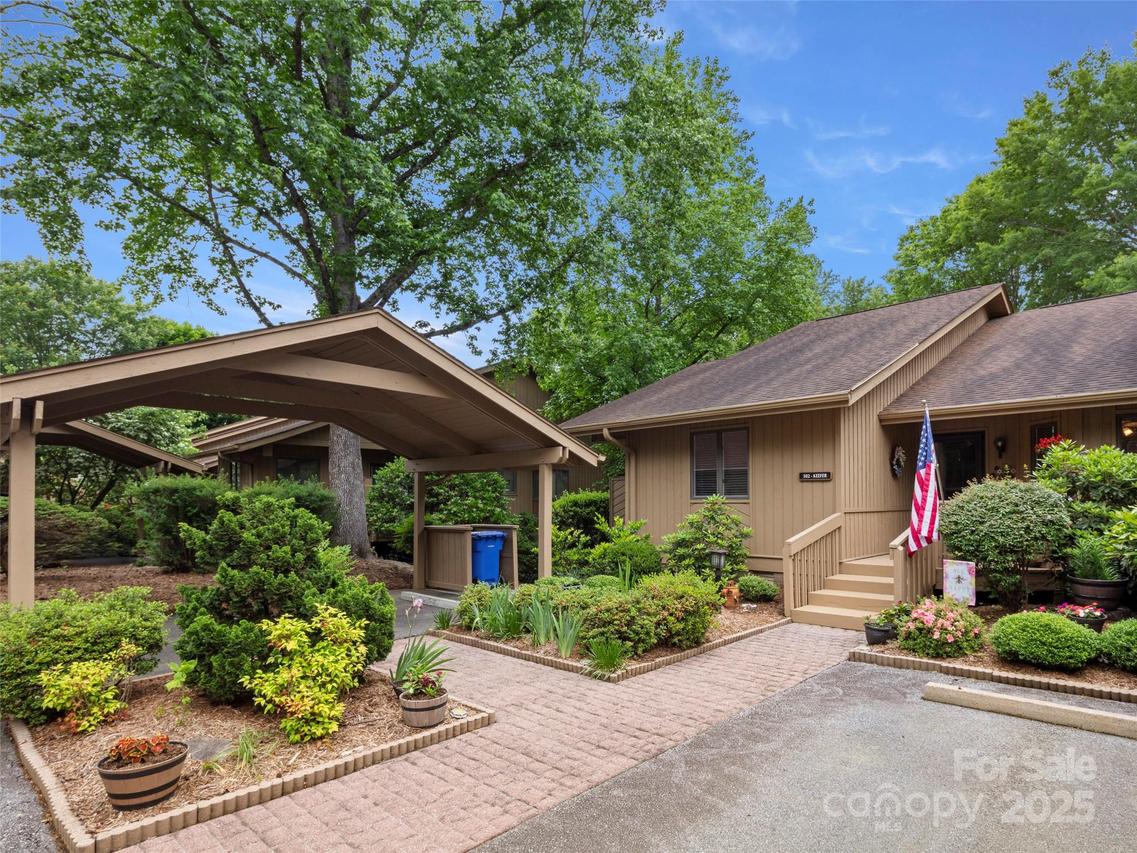 502 Spanish Oak Ln., Hendersonville, NC 28791
