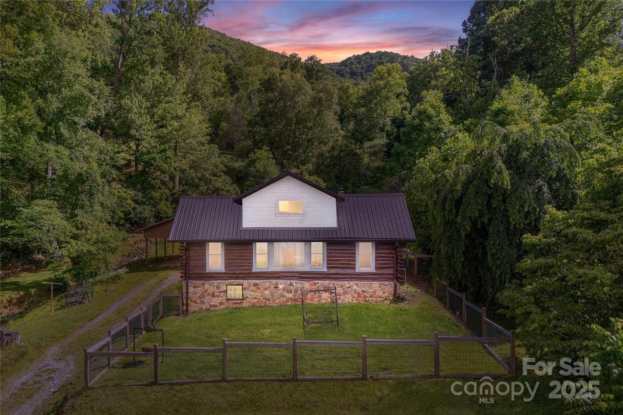 223 Smith Cove Rd., Candler, NC 28715