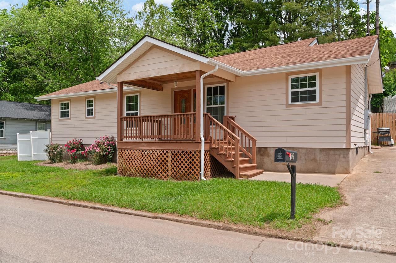 32 Valley St., Canton, NC 28716