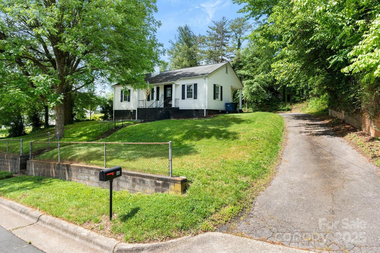 1211 11th St., Hickory, NC 28601