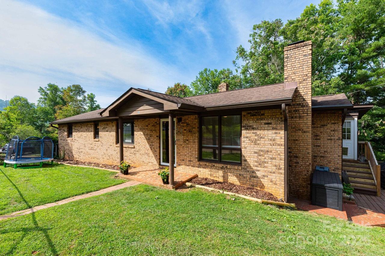 15 Gaddy Rd., Weaverville, NC 28787