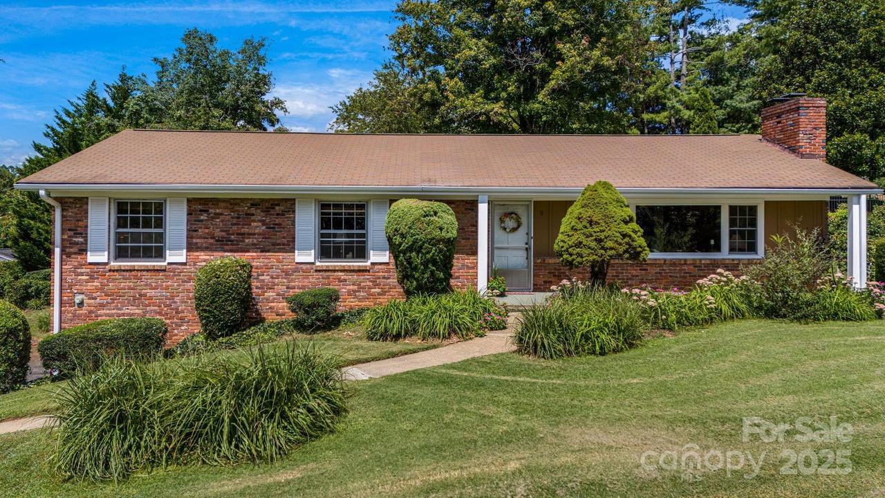 8 Fox Chase Rd., Asheville, NC 28804