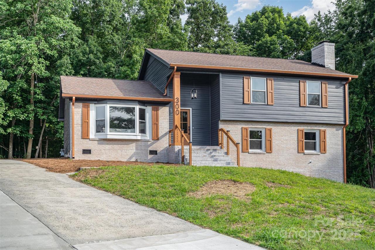 300 Dollar Cir., Charlotte, NC 28270