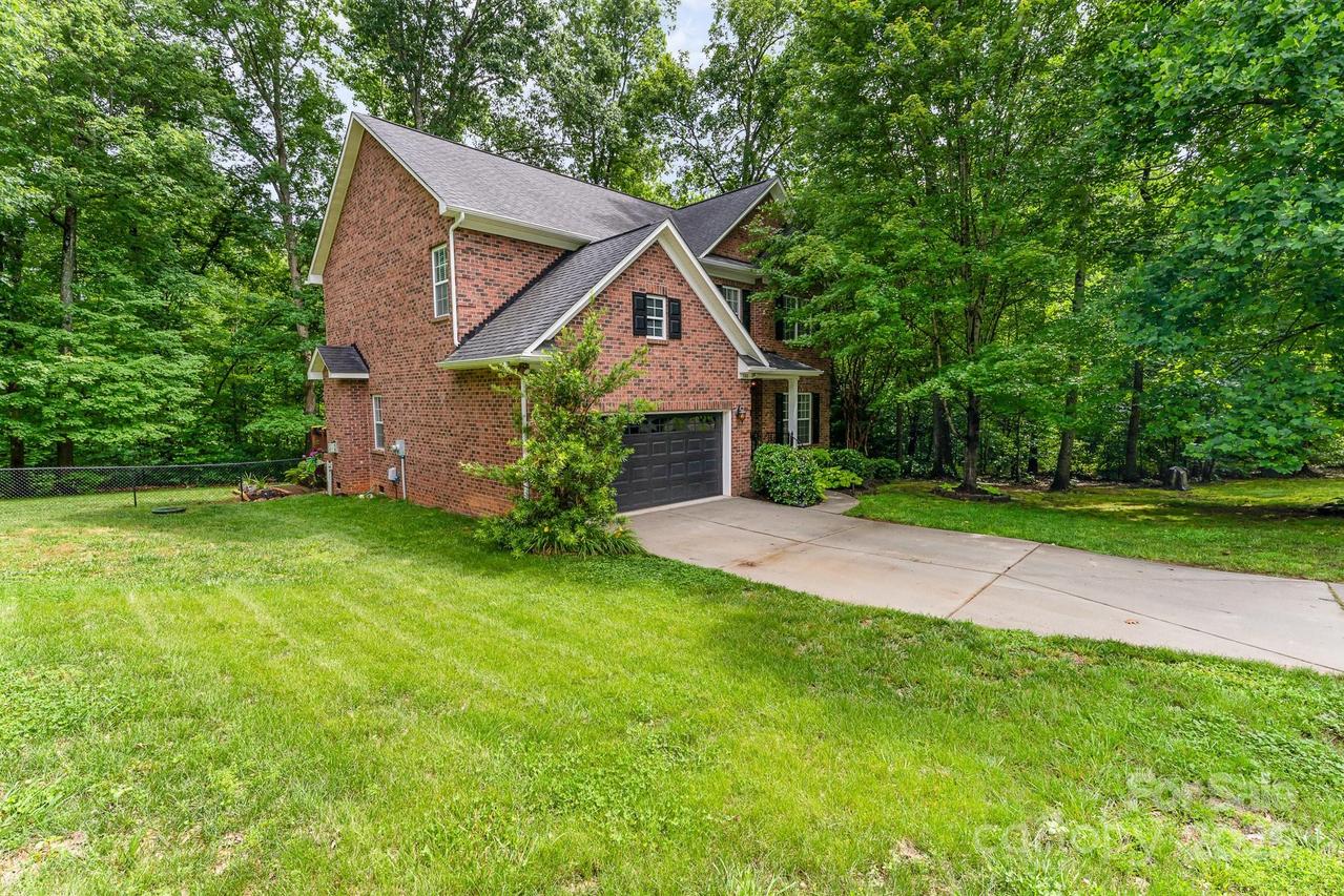 530 Shady Oaks Dr., Stanley, NC 28164