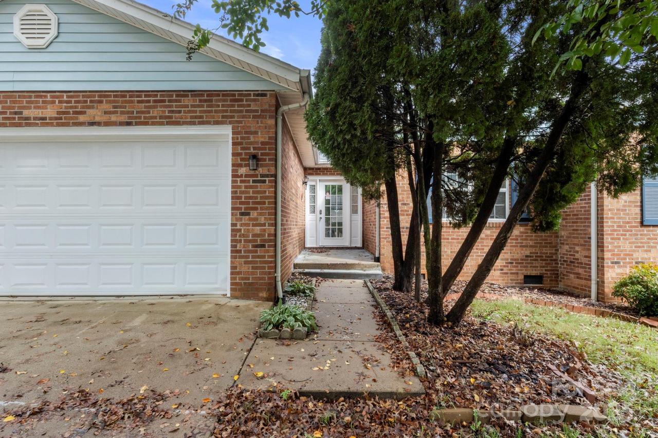 2104 2nd Ave., Hickory, NC 28601