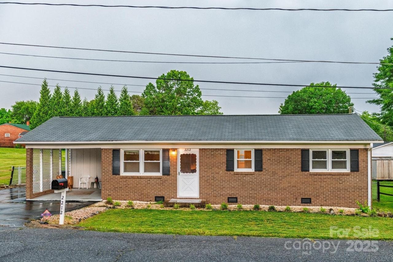2212 10th Ave., Hickory, NC 28601