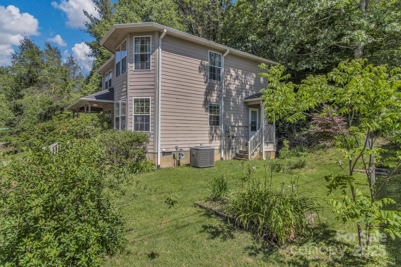 619 Beaverdam Rd., Asheville, NC 28804