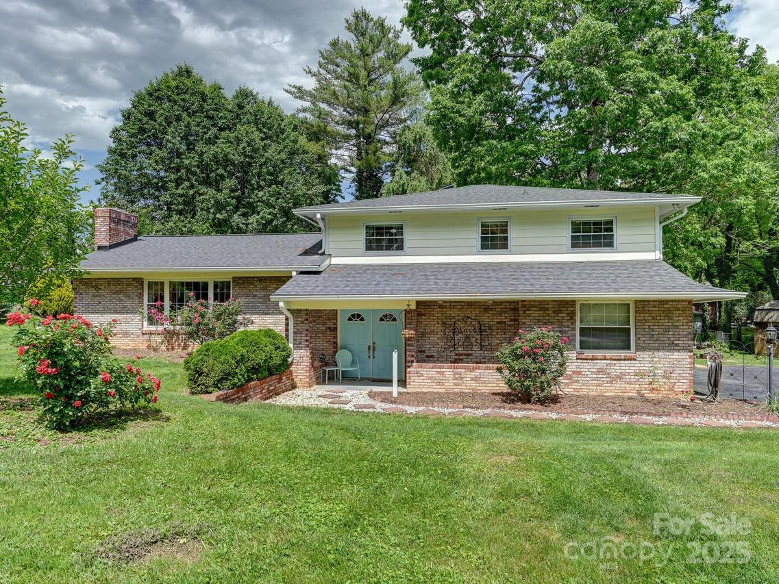 1136 Carousel Ln., Hendersonville, NC 28792
