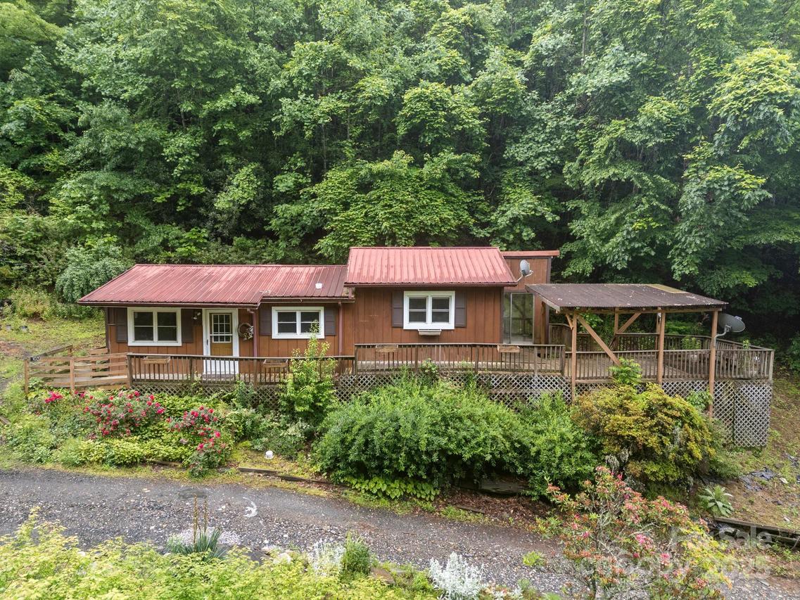 160 Colehearth Hollow Rd., Bakersville, NC 28705