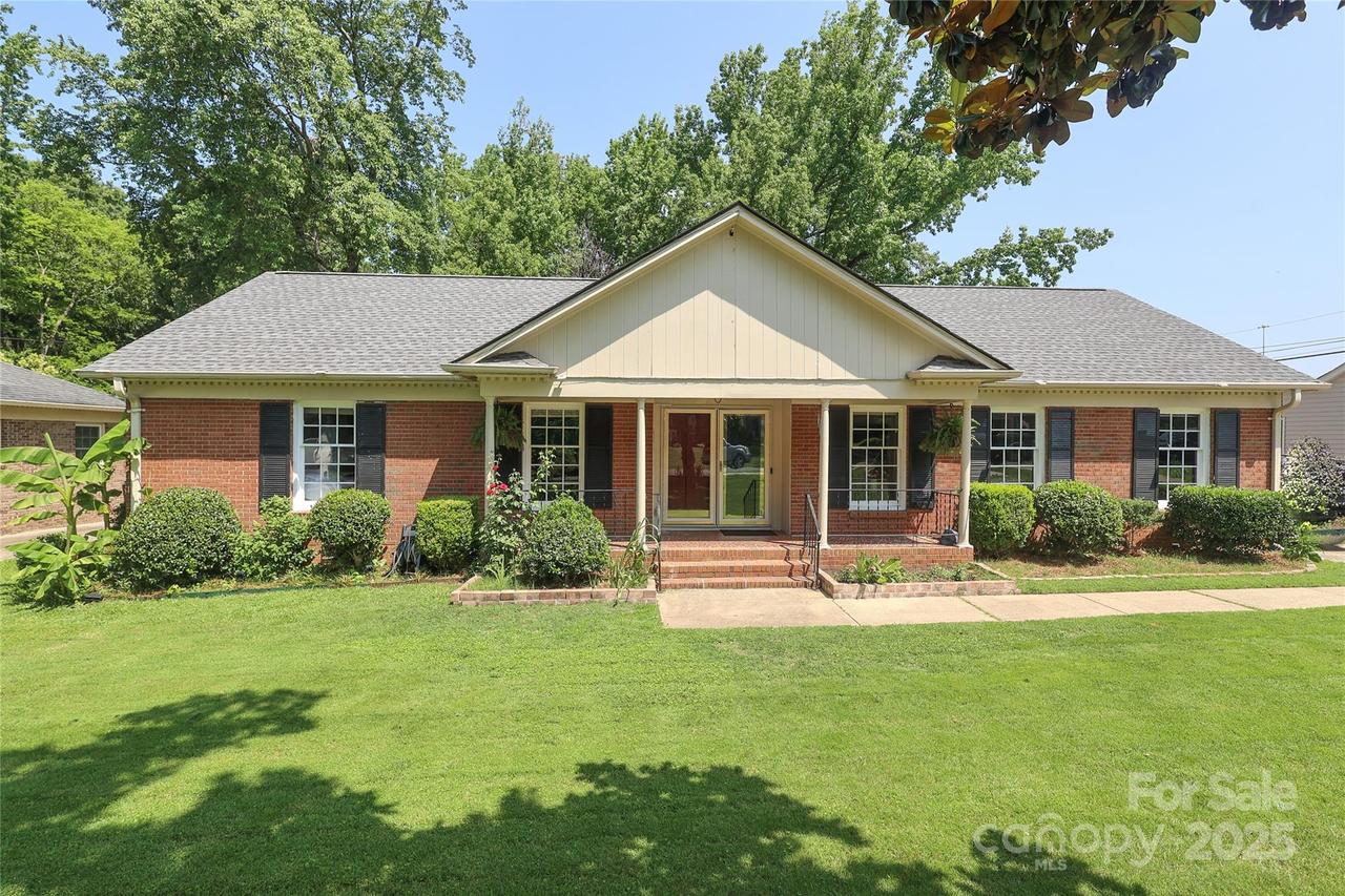 2443 Knickerbocker Dr., Charlotte, NC 28212