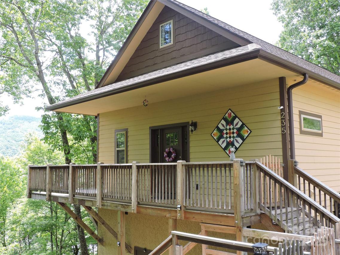 235 Red Oak Ln., Burnsville, NC 28714