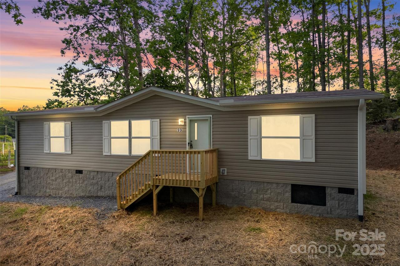 99 Sandy Hill Ln., Hendersonville, NC 28792