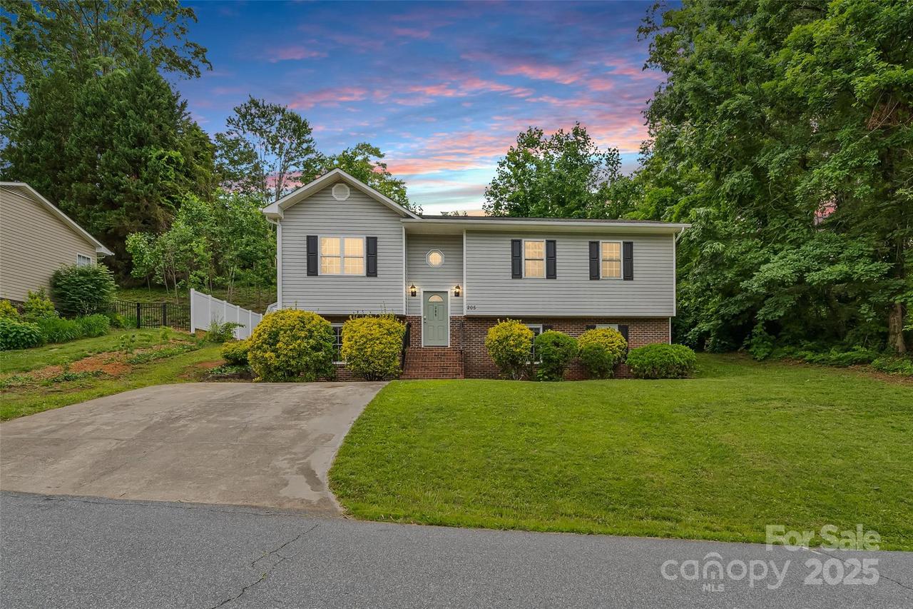 205 Davis Dr., Morganton, NC 28655