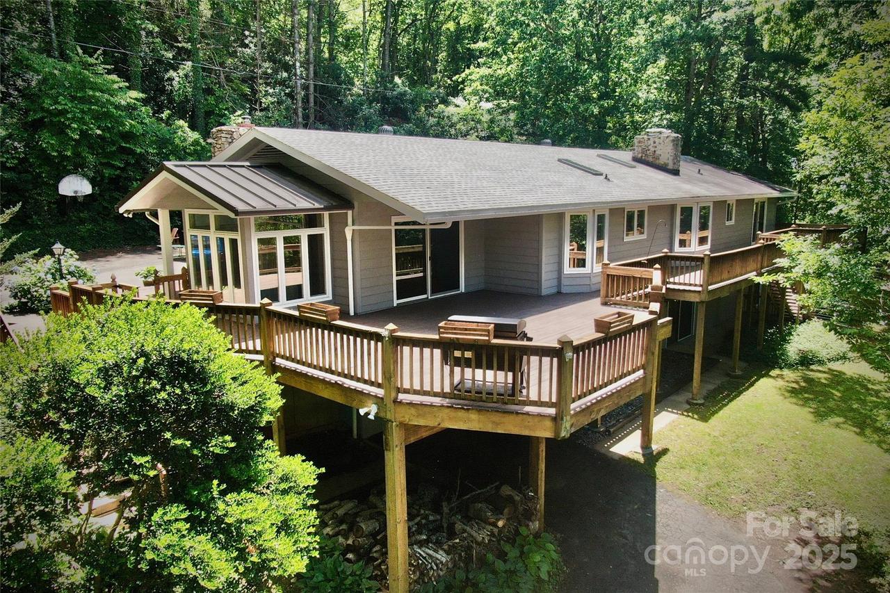 151 Ponderosa Dr., Swannanoa, NC 28778