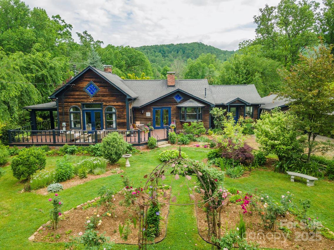 528 Padgettown Rd., Black Mountain, NC 28711