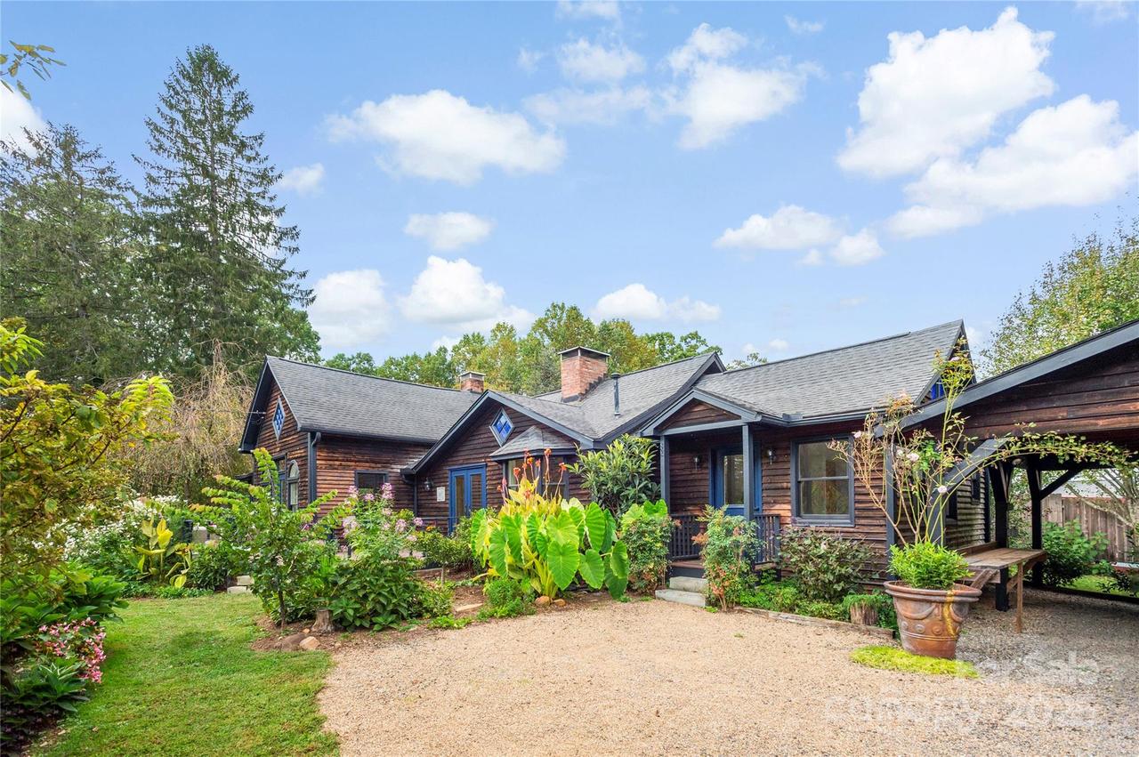 528 Padgettown Rd., Black Mountain, NC 28711