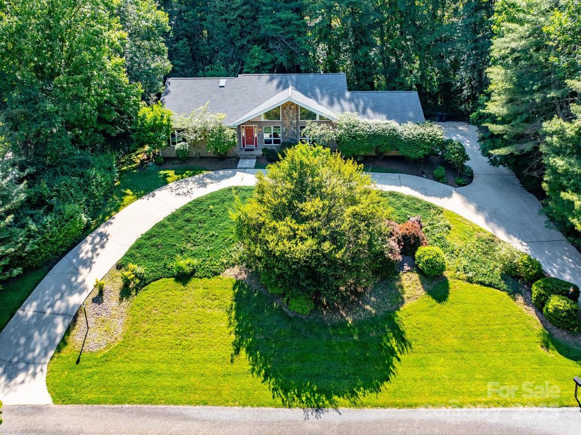 18 Westbridge Dr., Hendersonville, NC 28739