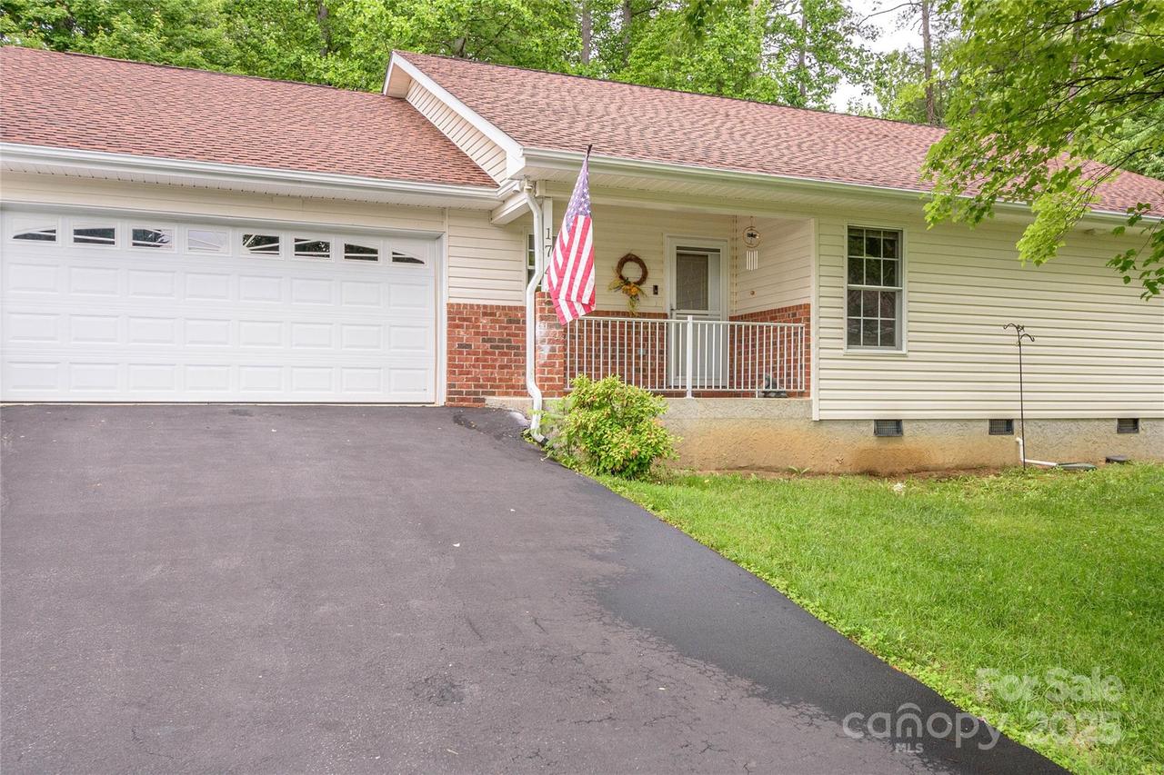174 Allen Paul Dr., Hendersonville, NC 28791