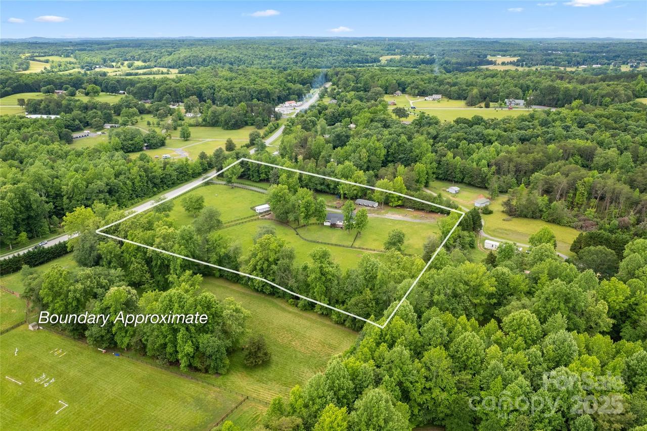 94 Jamestown Ln., Columbus, NC 28722