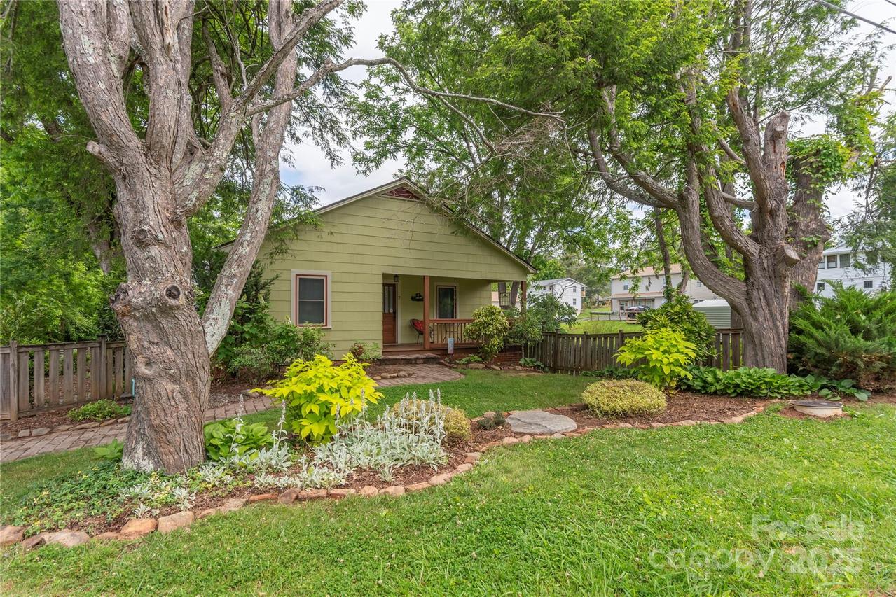 7 Grove St., Weaverville, NC 28787