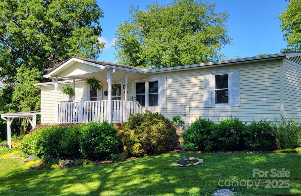 101 Cumberland Dr., Hendersonville, NC 28792