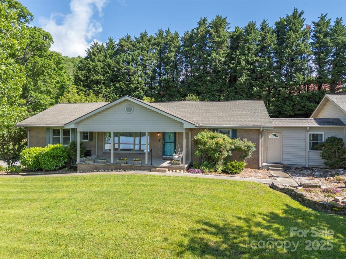 418 Mountain Page Rd., Saluda, NC 28773