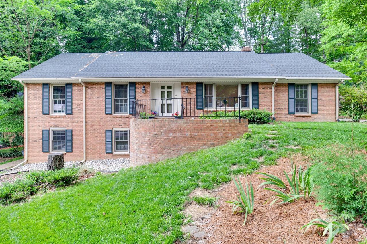 6626 Rocky Falls Rd., Charlotte, NC 28211
