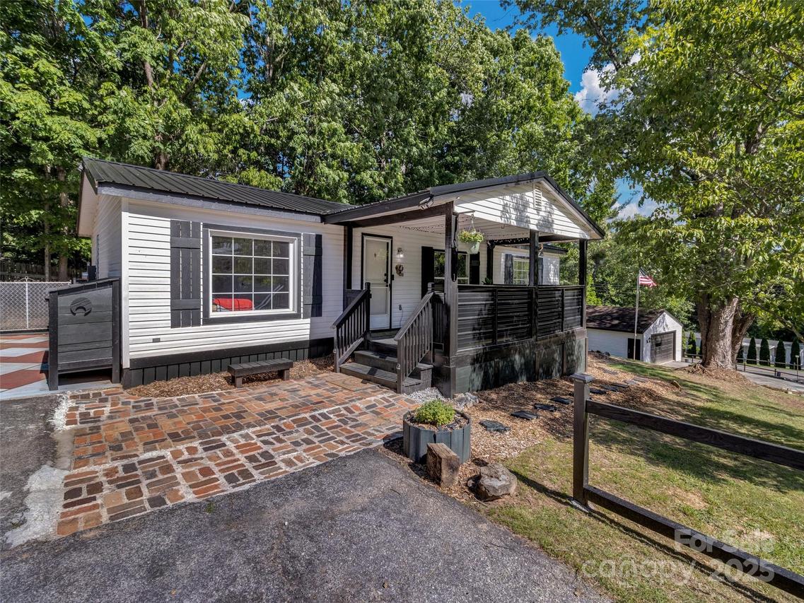 3 Concord Knoll Ln., Asheville, NC 28803
