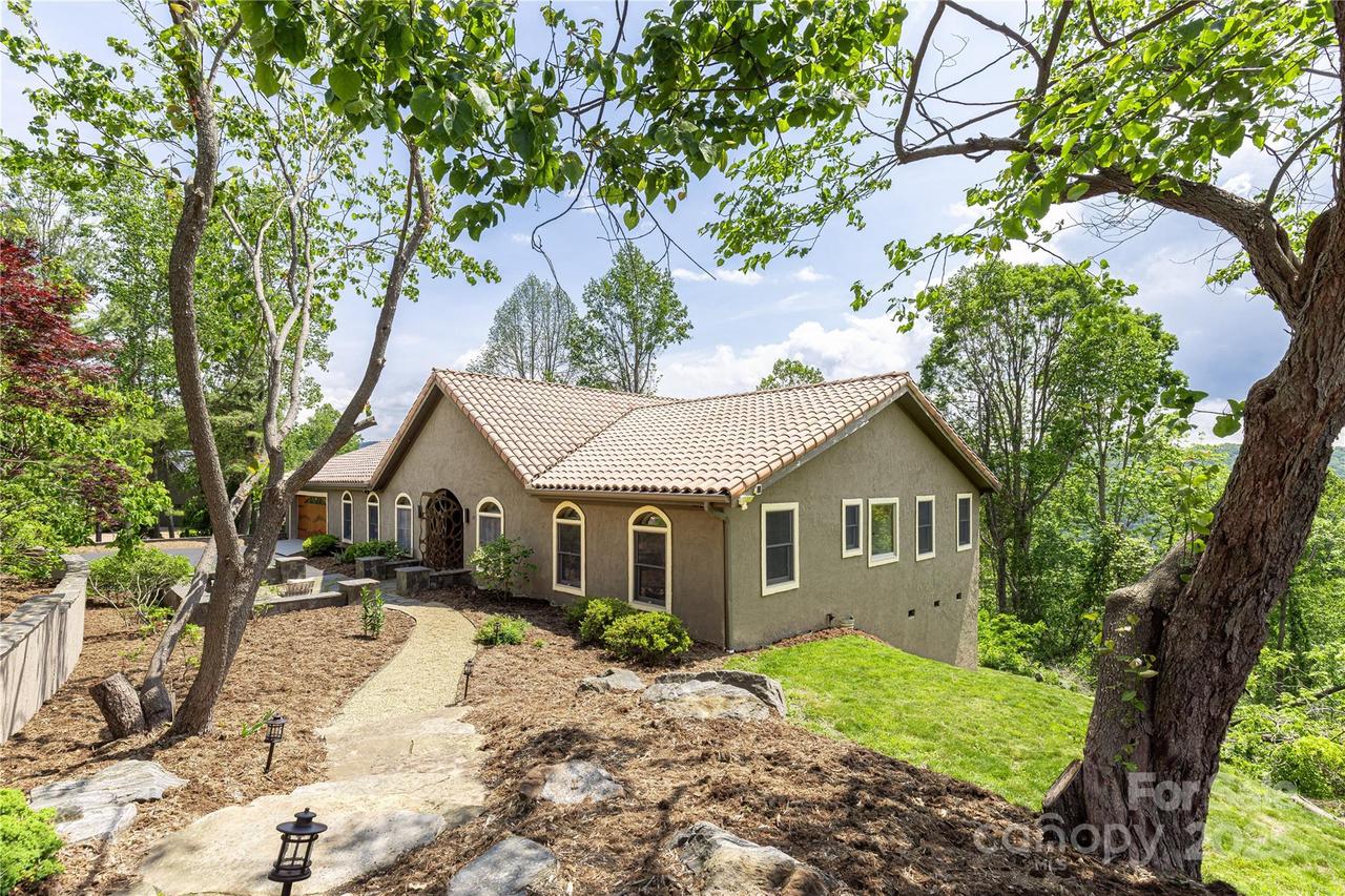 29 Crowningway Dr., Asheville, NC 28804