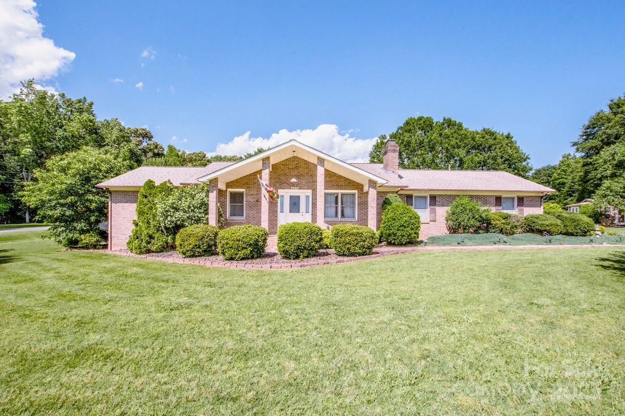 2078 Valley View Ln., Lincolnton, NC 28092