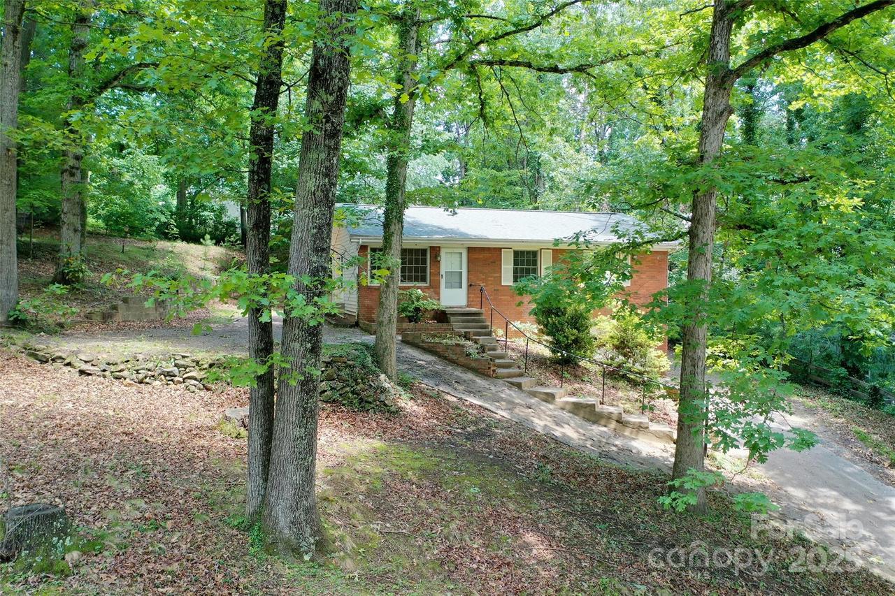 25 Evelake Dr., Asheville, NC 28806