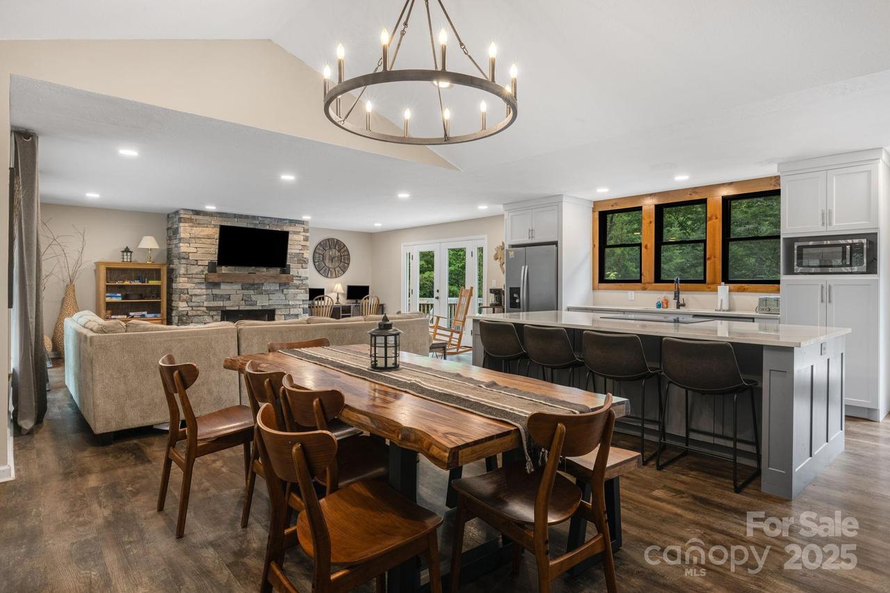 137 Weaver Ct., Lake Lure, NC 28746