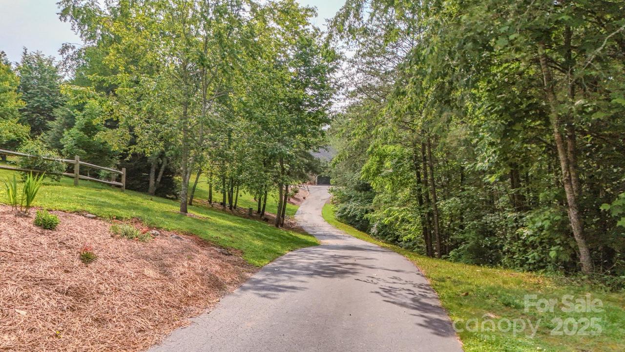 29 Lancaster Ln., Weaverville, NC 28787