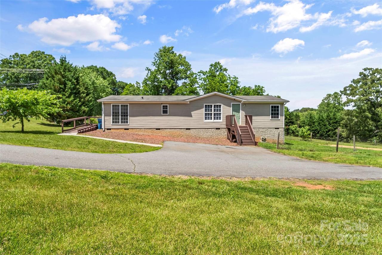 1730 Woodbend Ln., Conover, NC 28613