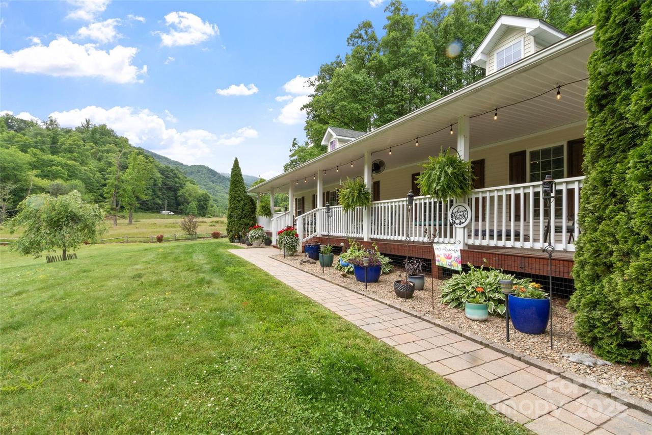 33 Copper Penny Ln., Burnsville, NC 28714