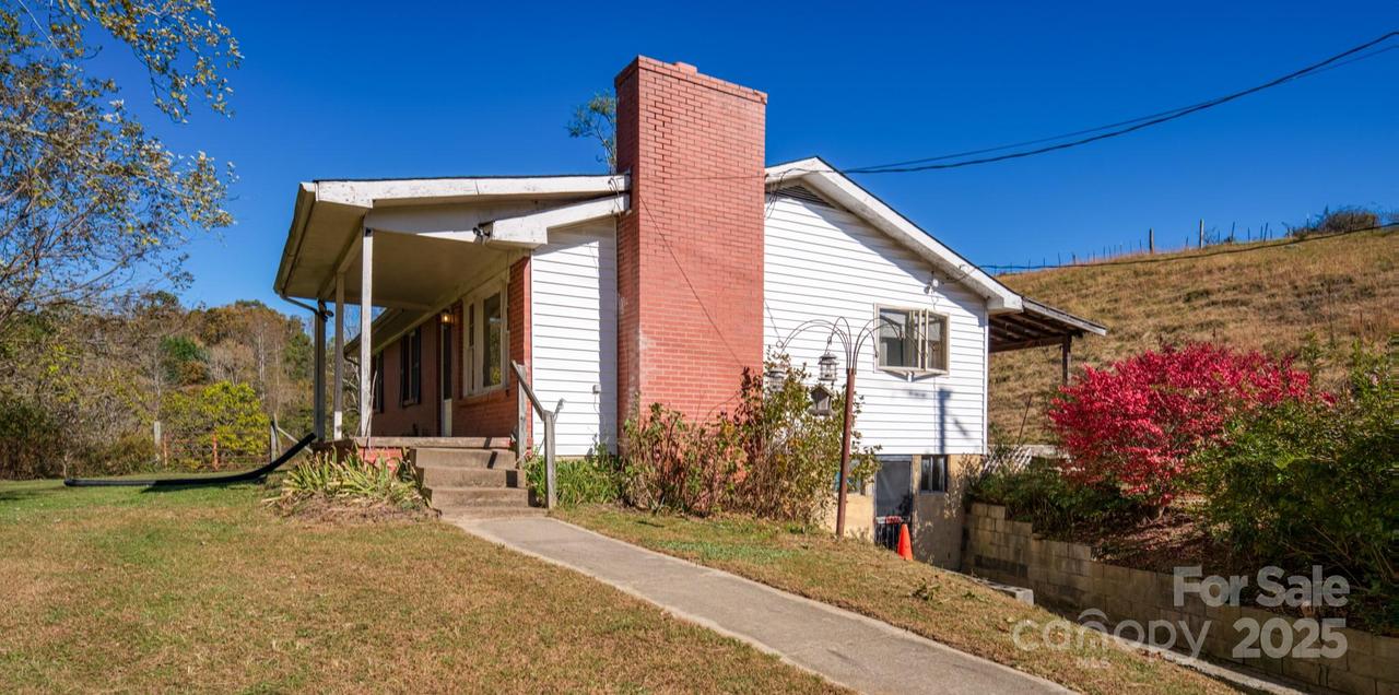 318 Monticello Rd., Weaverville, NC 28787