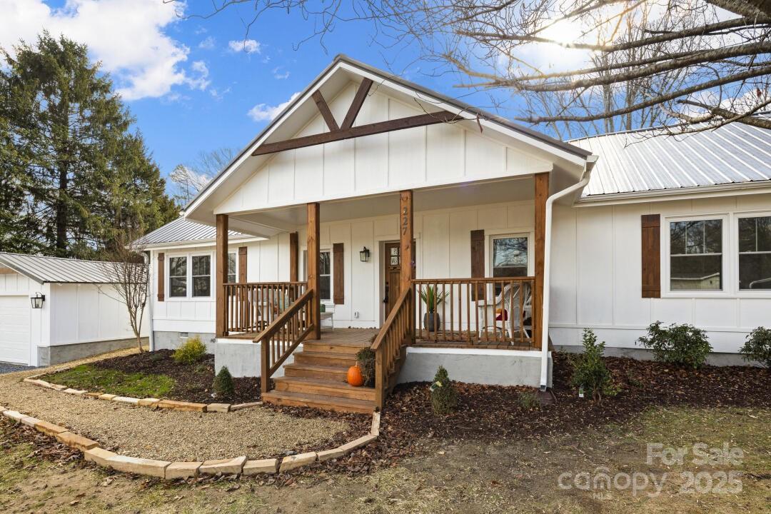 227 Ashmore Ave., Hendersonville, NC 28791