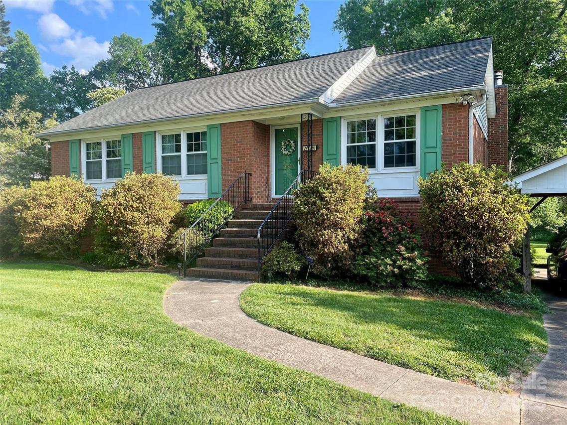5806 Whitingham Dr., Charlotte, NC 28215