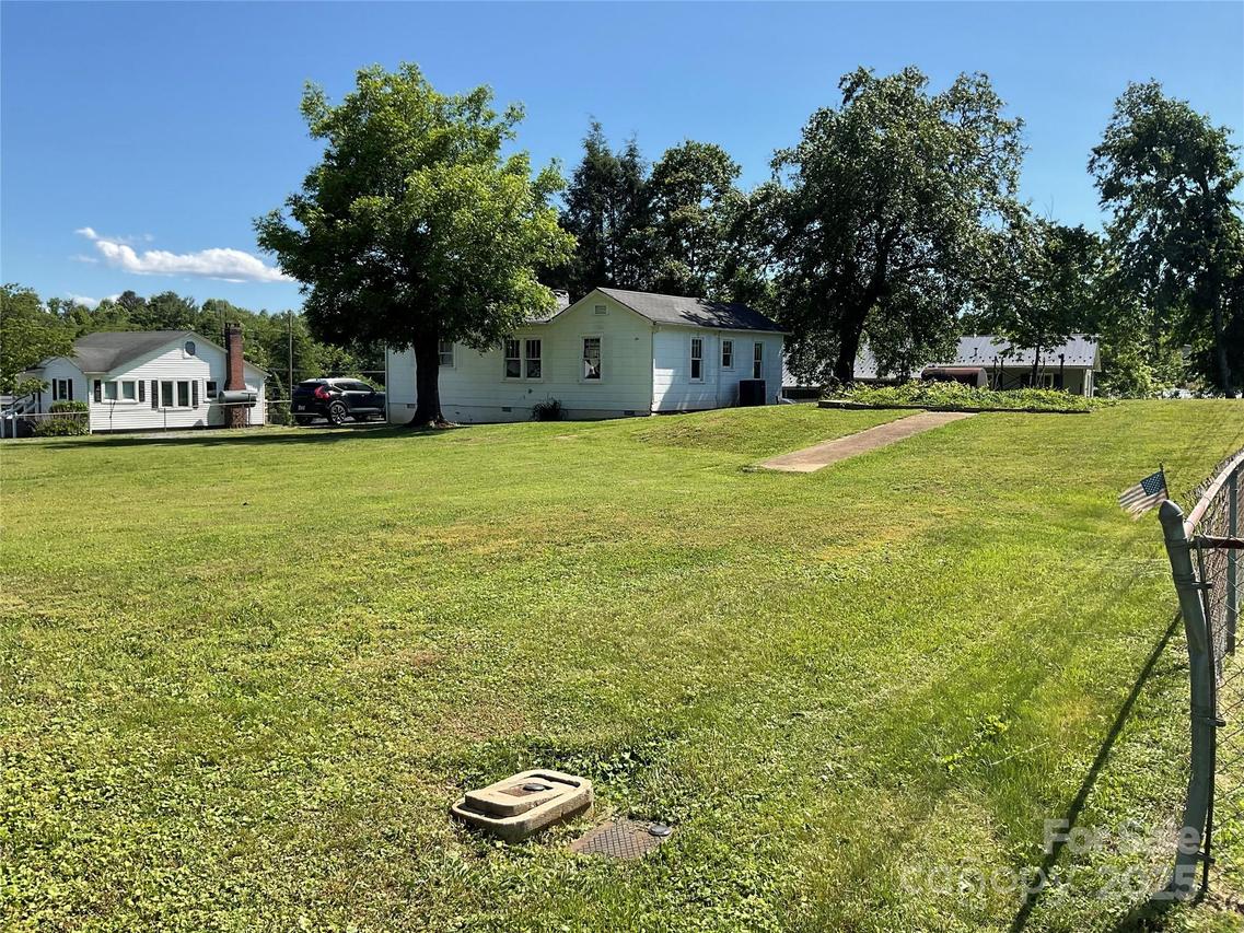2138 SW Haven Cir., Lenoir, NC 28645
