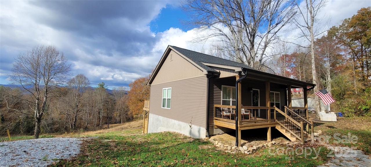 132 Connestee Rd., Brevard, NC 28712