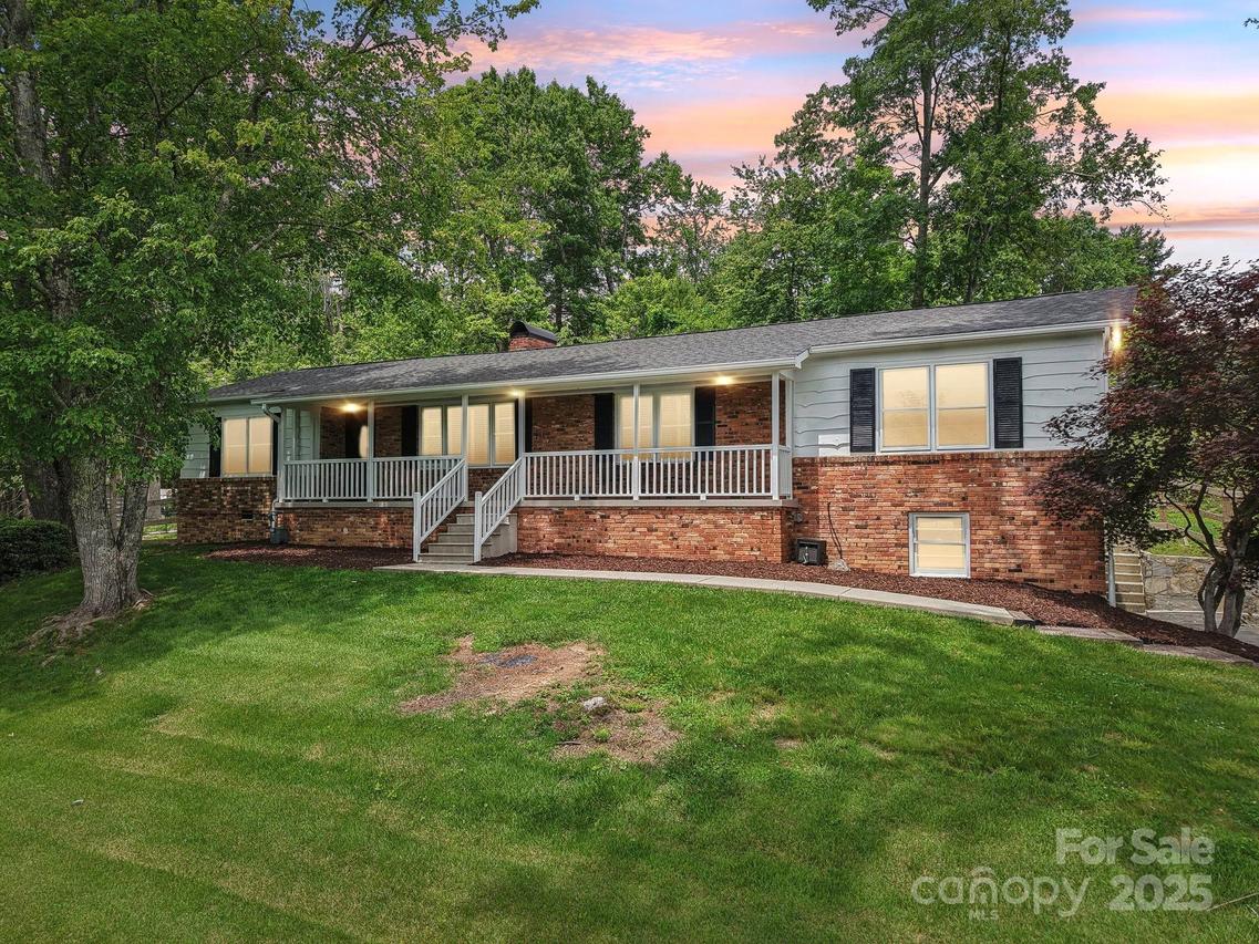 68 Broyles Rd., Hendersonville, NC 28791
