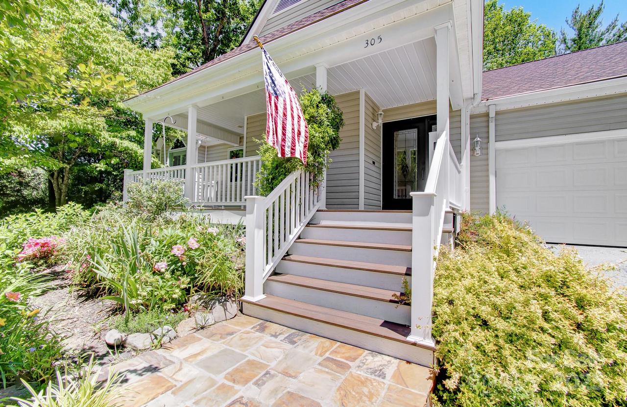 305 E High Point Ln., Hendersonville, NC 28791