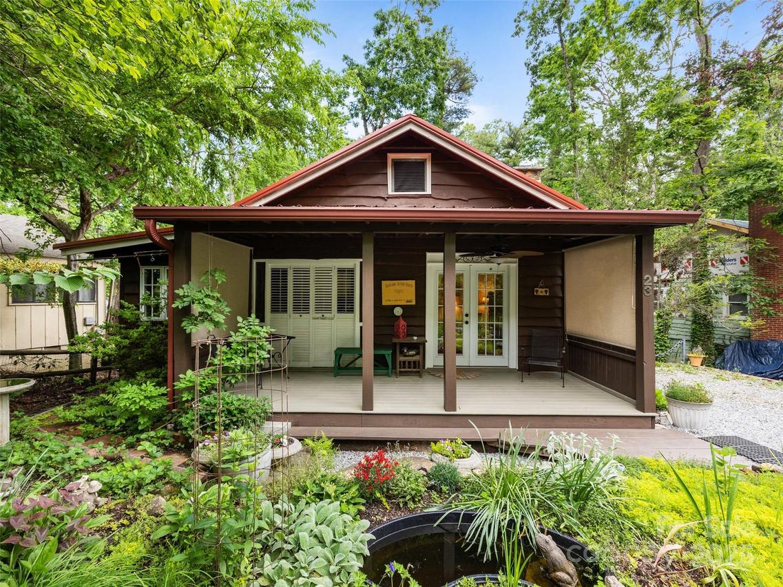 23 Leatherwood Ln., Hendersonville, NC 28739