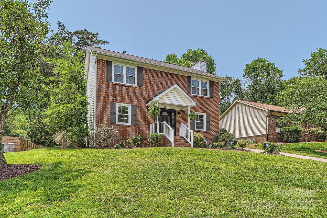 6221 Round Hill Rd., Charlotte, NC 28211